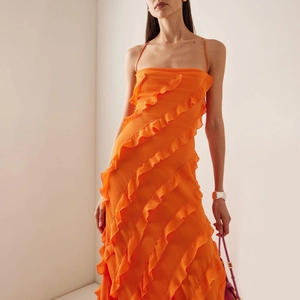 Robe d'été orange vif à volants avec fines bretelles et fente élégante pour femmes