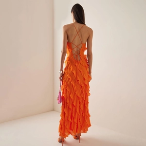 Robe longue orange élégante à volants avec dos nu et bretelles croisées pour l'été