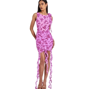 Abito da donna in chiffon con fiori, schiena scoperta, frange e vestibilità slim