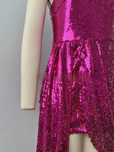 Gros plan d'une robe fuchsia à paillettes montrant la texture métallique et la taille haute