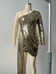 Détails des paillettes dorées sur une robe asymétrique à une épaule avec écharpe