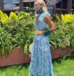Détail de robe maxi fleurie avec volants, décolleté en V et découpes pour les vacances