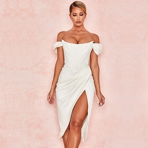 Détail d'une robe de soirée blanche en satin avec bustier corset et jupe drapée fendue