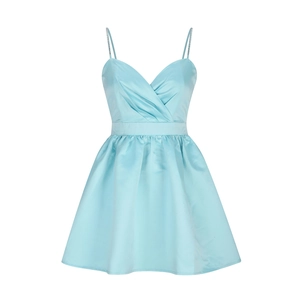 Détail de la robe satinée bleu clair avec bretelles strass et décolleté plissé en V