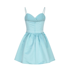 Détails de la robe en satin bleu clair avec bretelles strass et plis raffinés