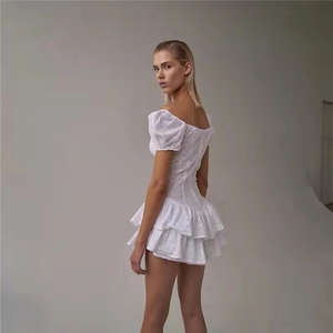 Weißes Rückenfreies Kleid mit Lochstickerei, Puffärmeln und Volantsaum im französischen Stil