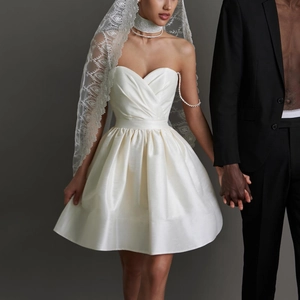 Mini robe de mariée élégante en satin ivoire avec bustier froncé et voile en dentelle fine