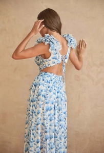 Vue détaillée du dos d'une robe à fleurs bleue avec des volants et un laçage dans le dos