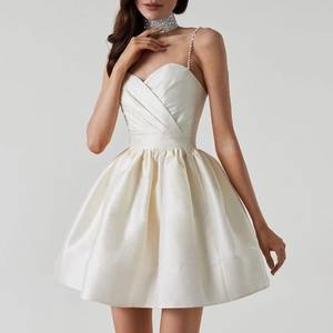 Détail de la robe mini ivoire avec décolleté plissé en cœur et bretelles en strass
