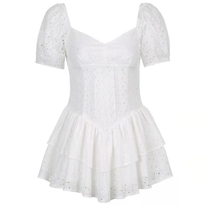 Weißes Minikleid mit Lochstickerei, Puffärmeln und tailliertem Korsett-Design