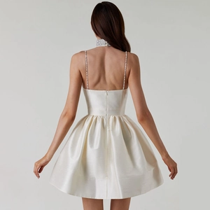 Détails de l'élégante robe en satin blanc avec bretelles en strass et dos nu raffiné