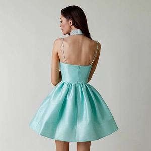 Mini-robe élégante en satin bleu clair avec fines bretelles et ourlet plissé de soirée