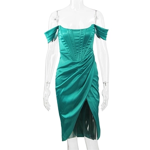 Détail d'une robe en satin vert émeraude avec corsage baleiné et jupe drapée fendue