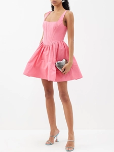 Detail eines rosa figurbetonten A-Linien-Kleides mit Korsett-Stäbchen und Herz-Clutch