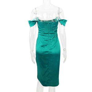 Vue détaillée de la robe en satin vert émeraude avec fermeture éclair cachée et baleines corset