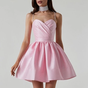 Robe courte rose bustier plissé et strass avec collier ras de cou large assorti pour femmes