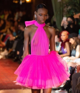 Dettaglio di abito da sera in tulle rosa acceso con gonna a balze e schiena scoperta