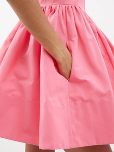 Detail eines pinkfarbenen Kleides mit versteckter Seitentasche und Falten an der Taille
