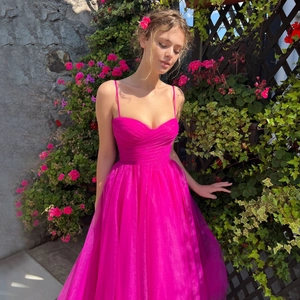 Elegantes, leuchtend pinkes Tüll-Abendkleid mit Spaghettiträgern und plissiertem Mieder