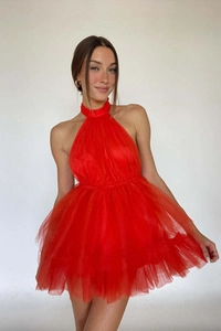 Dettaglio dell'abito corto in tulle rosso con scollo all'americana e linea ad A