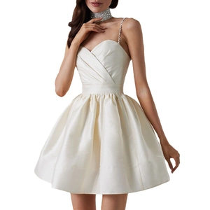 Mini-robe élégante en satin blanc avec bretelles strass et décolleté cœur plissé