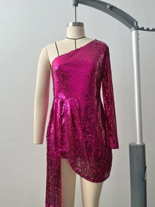 Détail de la robe à paillettes fuchsia à une épaule avec drapé asymétrique élégant