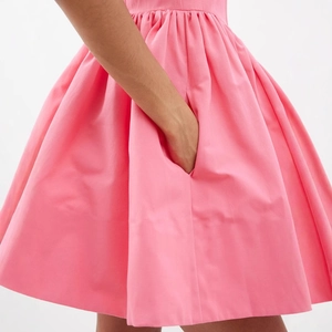 Rosa schulterfreies Kleid mit Seitentaschen und eleganten Falten an der hohen Taille