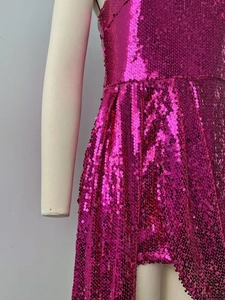 Détail de la robe à paillettes rose rouge montrant la texture métallique et la taille ajustée