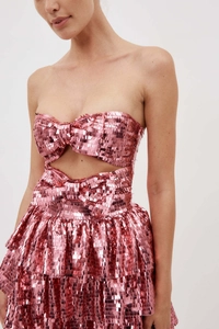 Dettaglio dell'abito a fascia con paillettes rosa, cut-out e fiocco decorativo