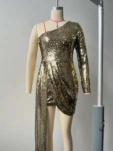 Détail de sequins sur robe dorée à une épaule avec drapé asymétrique et texture métallique