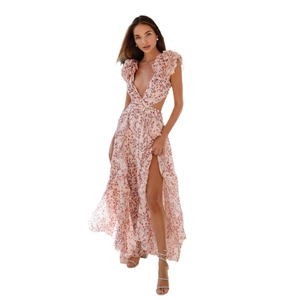 Robe longue en mousseline fleurie rose avec décolleté en V, volants et découpes à la taille