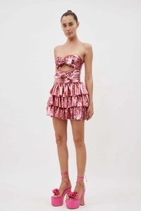 Dettaglio del crop top di paillettes rosa con fiocco e gonna a balze per la festa