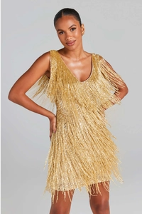 Détail de paillettes dorées scintillantes et de franges denses sur la robe col en V