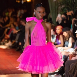 Abito in tulle fucsia con scollo all'americana e fiocco oversize con gonna a balze