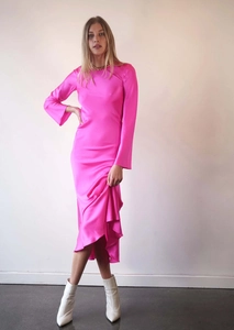 Détails de la robe en satin rose fuchsia à manches longues avec ourlet asymétrique à volants