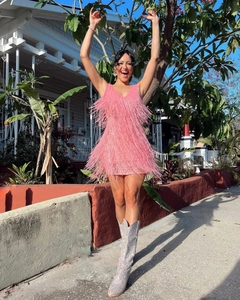 Détails de la robe rose à franges et paillettes avec bottes de cowboy argentées brillantes