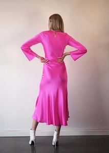 Détail de la robe élégante en satin rose avec fente en goutte d'eau à l'arrière et lustre