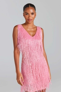 Détail des franges de paillettes roses et du scintillement d'une robe de soirée sexy