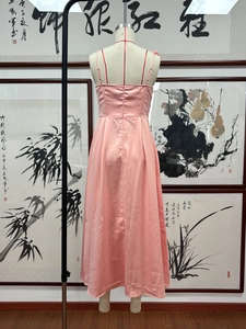 Dettaglio del retro dell'abito in raso rosa con spalline sottili e zip invisibile