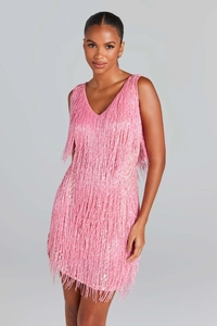 Détails de paillettes roses et longues franges sur une robe de soirée à col en V