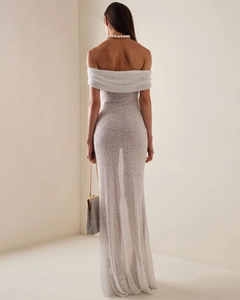 Détail de l'élégante robe de soirée blanche à sequins, épaules dénudées et coupe longue au sol