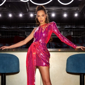 Robe de cocktail scintillante à sequins magenta avec épaule dénudée et drapé latéral élégant