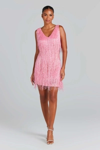Détail de pompons à paillettes roses sur une robe de soirée à col en V scintillante