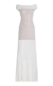 Détail du tissu à paillettes blanches et de l'élégante encolure bandeau de la robe