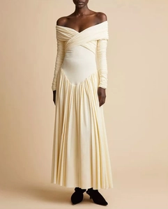 Détail de robe ivoire élégante avec bustier croisé et manches longues à plis délicats