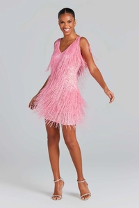 Détail de la mini-robe rose à paillettes avec des franges denses et un col en V chic