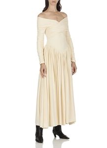 Détail d'une robe longue crème à épaules dénudées avec bustier froncé et jupe plissée