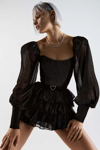 Détail d'une robe gothique en mesh noir avec manches bouffantes et boucle de ceinture cœur
