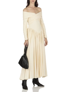 Détails de la robe en maille beige à épaules dénudées avec plis croisés et taille en V
