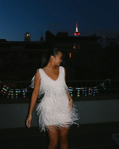 Détails des franges de paillettes blanches sur une robe de soirée courte à col en V